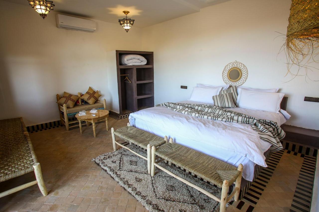 RiadSuerteloca Merzouga Hassilabied Zewnętrze zdjęcie A bedroom in a luxury desert camp