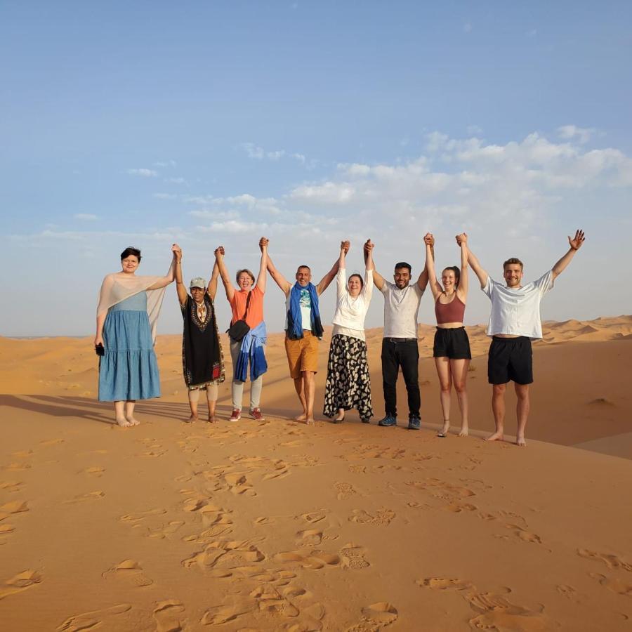 RiadSuerteloca Merzouga Hassilabied Zewnętrze zdjęcie The cast of the film in the desert