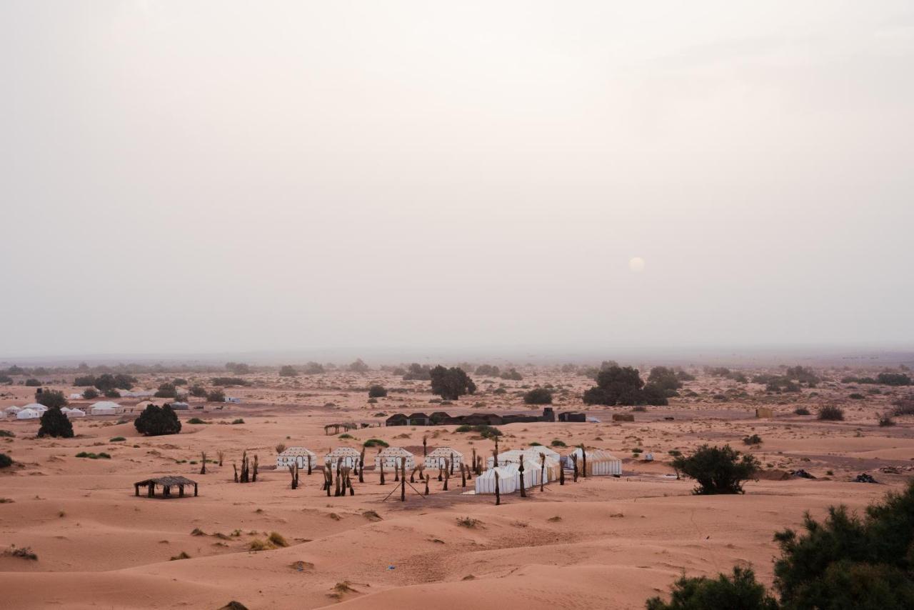 RiadSuerteloca Merzouga Hassilabied Zewnętrze zdjęcie A camp in the desert