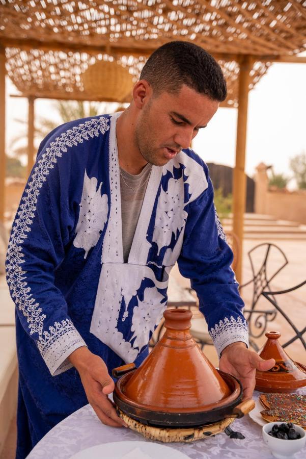RiadSuerteloca Merzouga Hassilabied Zewnętrze zdjęcie A Moroccan Jew wearing a blue talit
