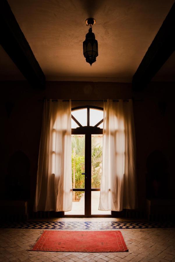 RiadSuerteloca Merzouga Hassilabied Zewnętrze zdjęcie Window with curtains