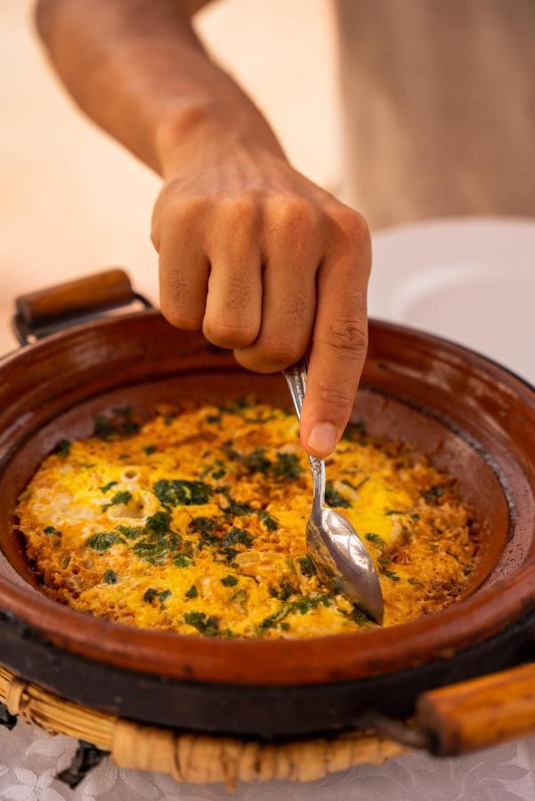 RiadSuerteloca Merzouga Hassilabied Zewnętrze zdjęcie A pot of couscous