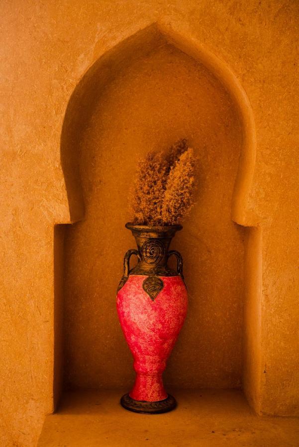 RiadSuerteloca Merzouga Hassilabied Zewnętrze zdjęcie Incense burner in the temple