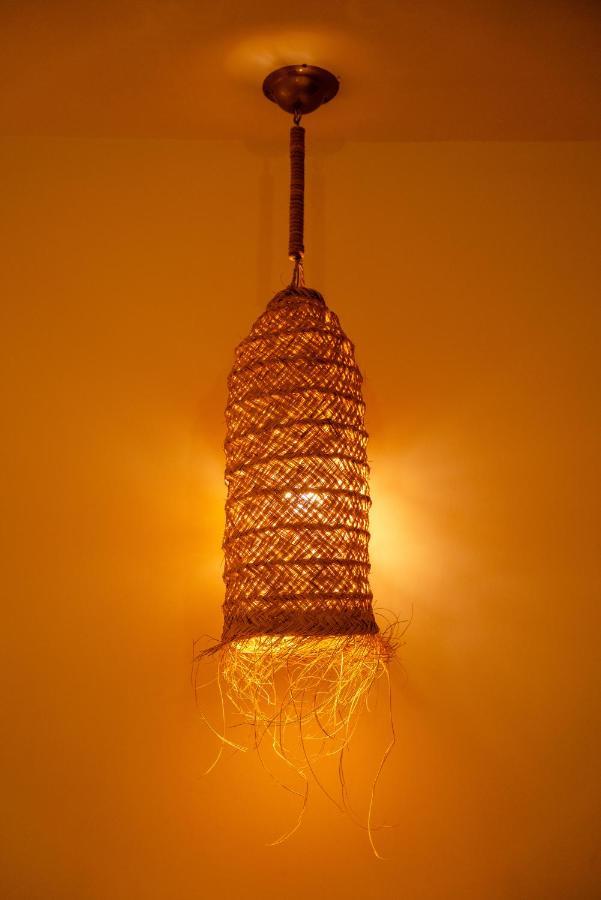 RiadSuerteloca Merzouga Hassilabied Zewnętrze zdjęcie A traditional lamp