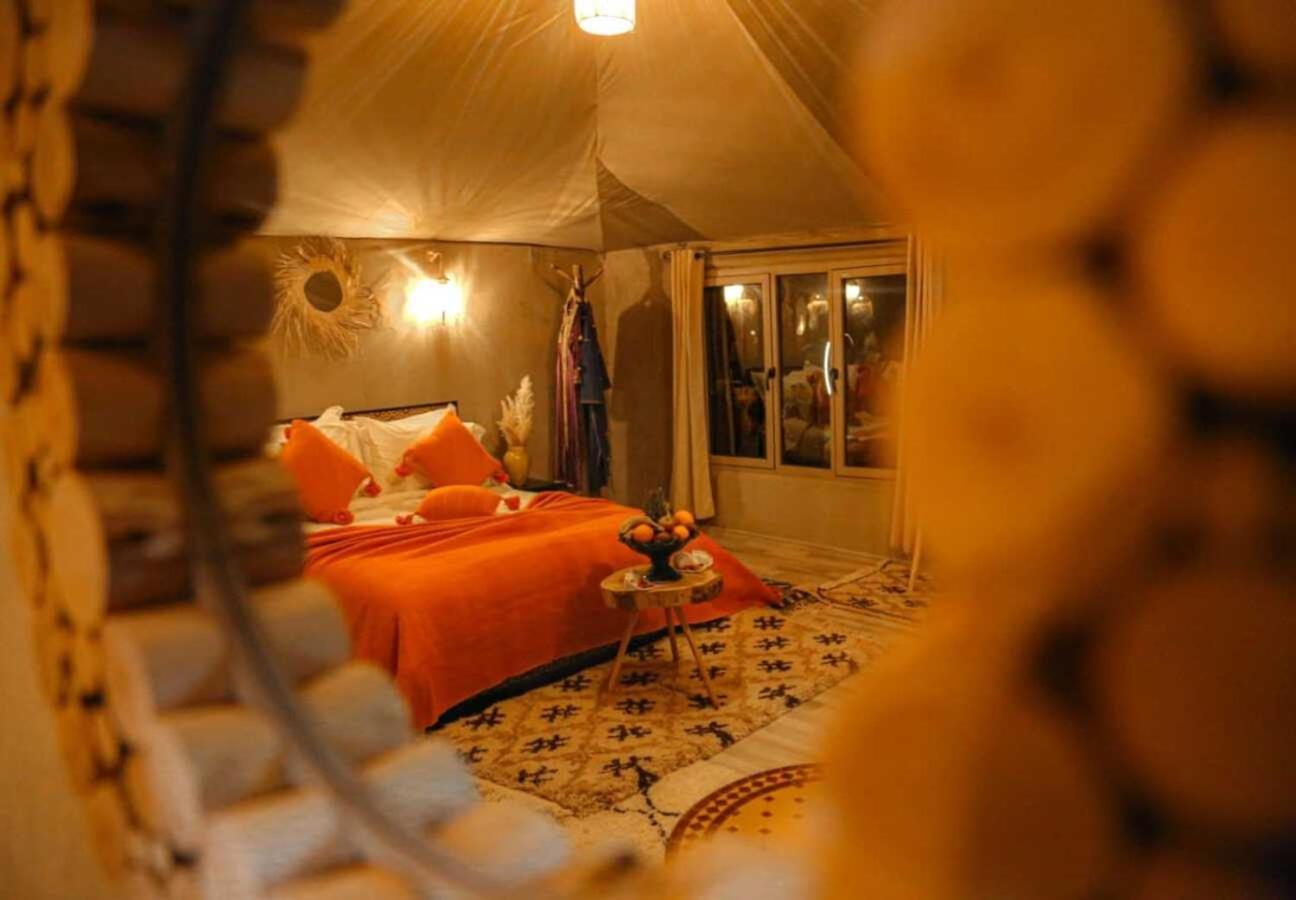 RiadSuerteloca Merzouga Hassilabied Zewnętrze zdjęcie A bedroom in a luxury tent