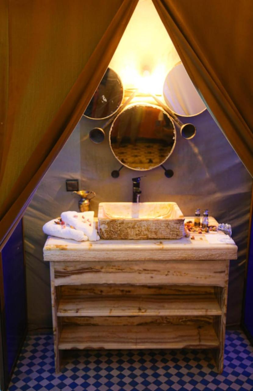 RiadSuerteloca Merzouga Hassilabied Zewnętrze zdjęcie Bathroom in a tent