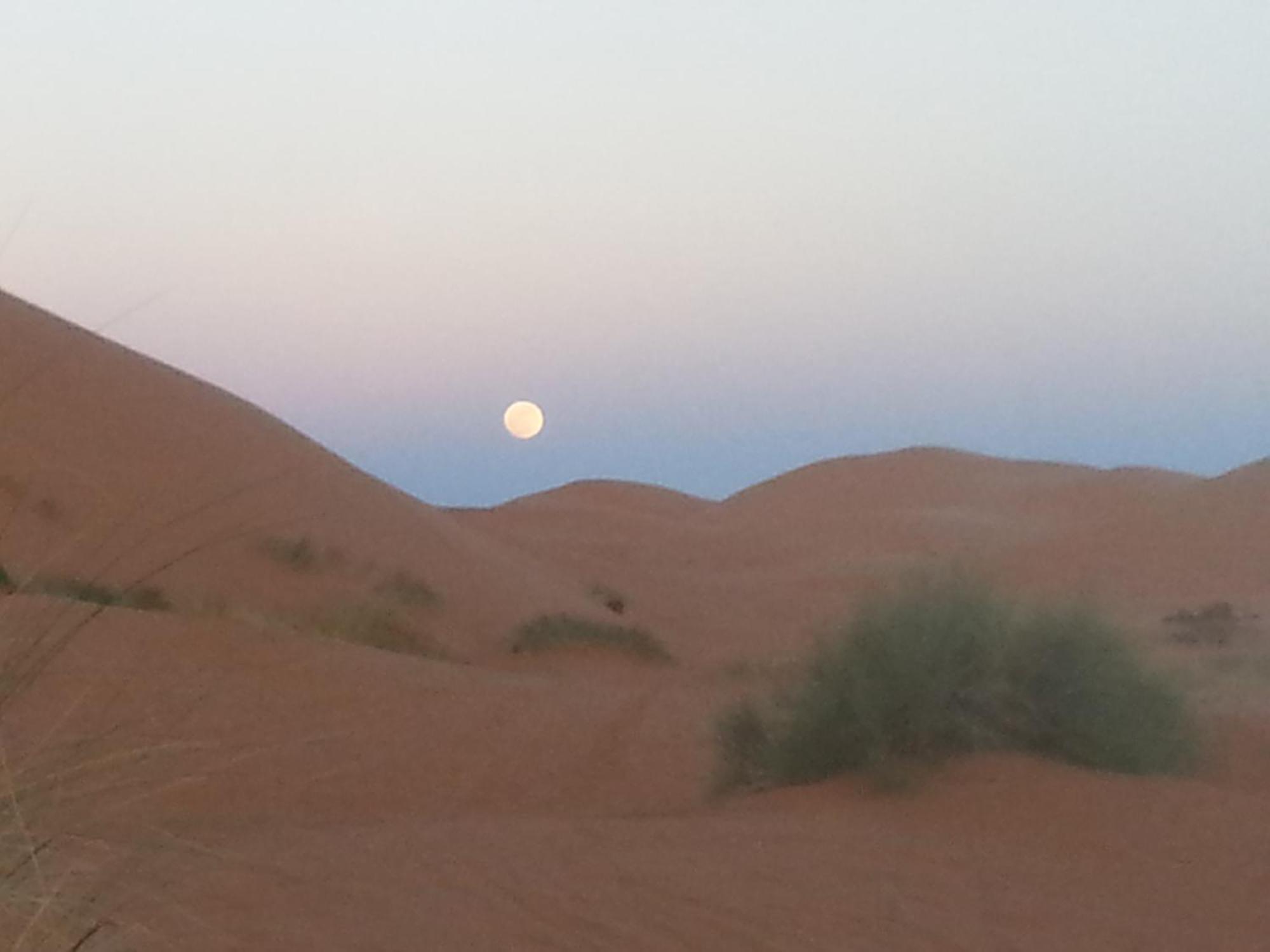 RiadSuerteloca Merzouga Hassilabied Zewnętrze zdjęcie Moon over the dunes