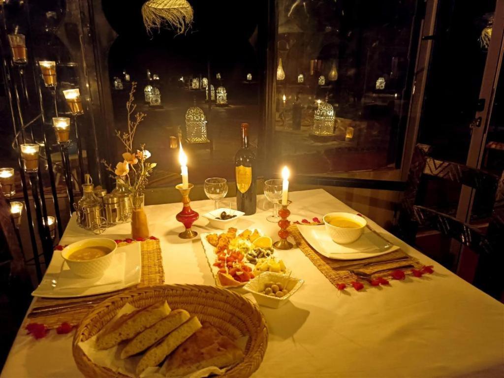 RiadSuerteloca Merzouga Hassilabied Zewnętrze zdjęcie A romantic dinner