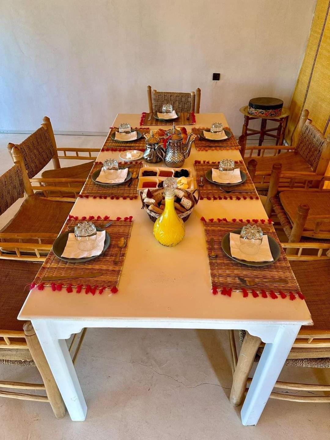 RiadSuerteloca Merzouga Hassilabied Zewnętrze zdjęcie A table set for a meal