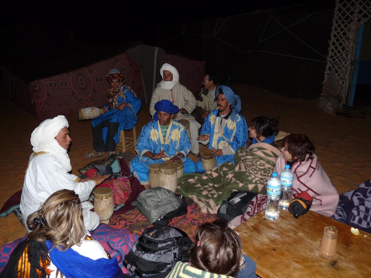 RiadSuerteloca Merzouga Hassilabied Zewnętrze zdjęcie Gnaou musicians in a desert camp