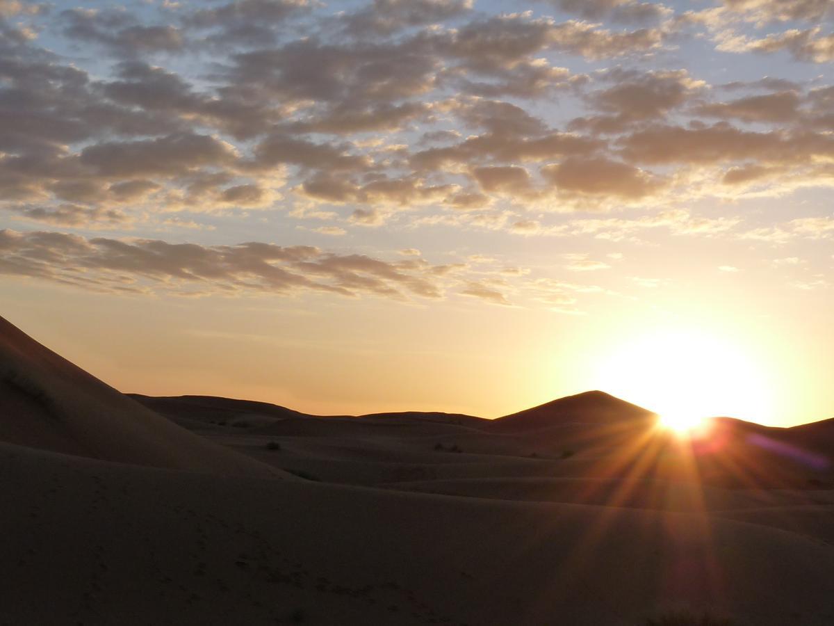 RiadSuerteloca Merzouga Hassilabied Zewnętrze zdjęcie Sunset over the dunes