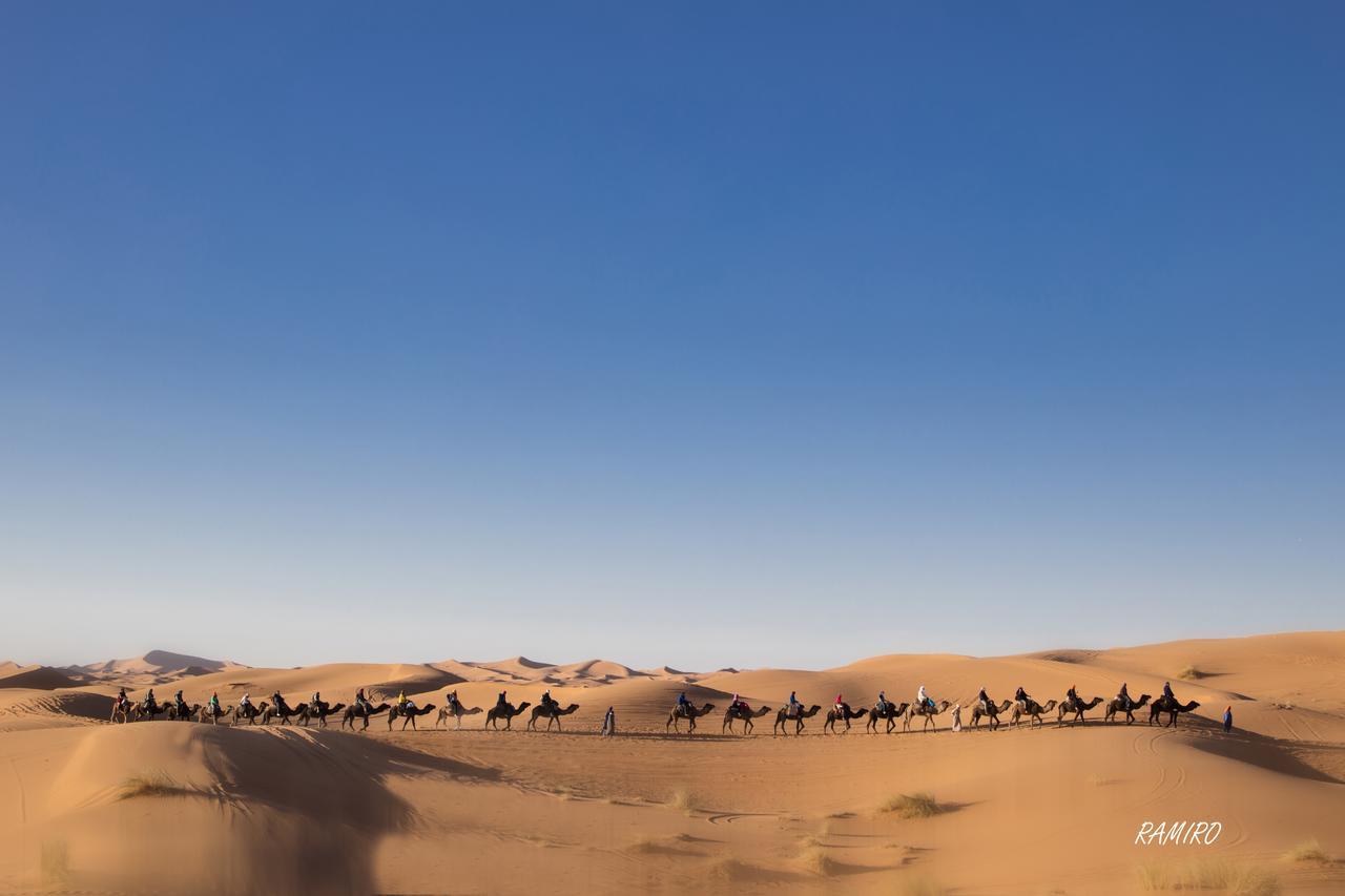 RiadSuerteloca Merzouga Hassilabied Zewnętrze zdjęcie A caravan in the Sahara
